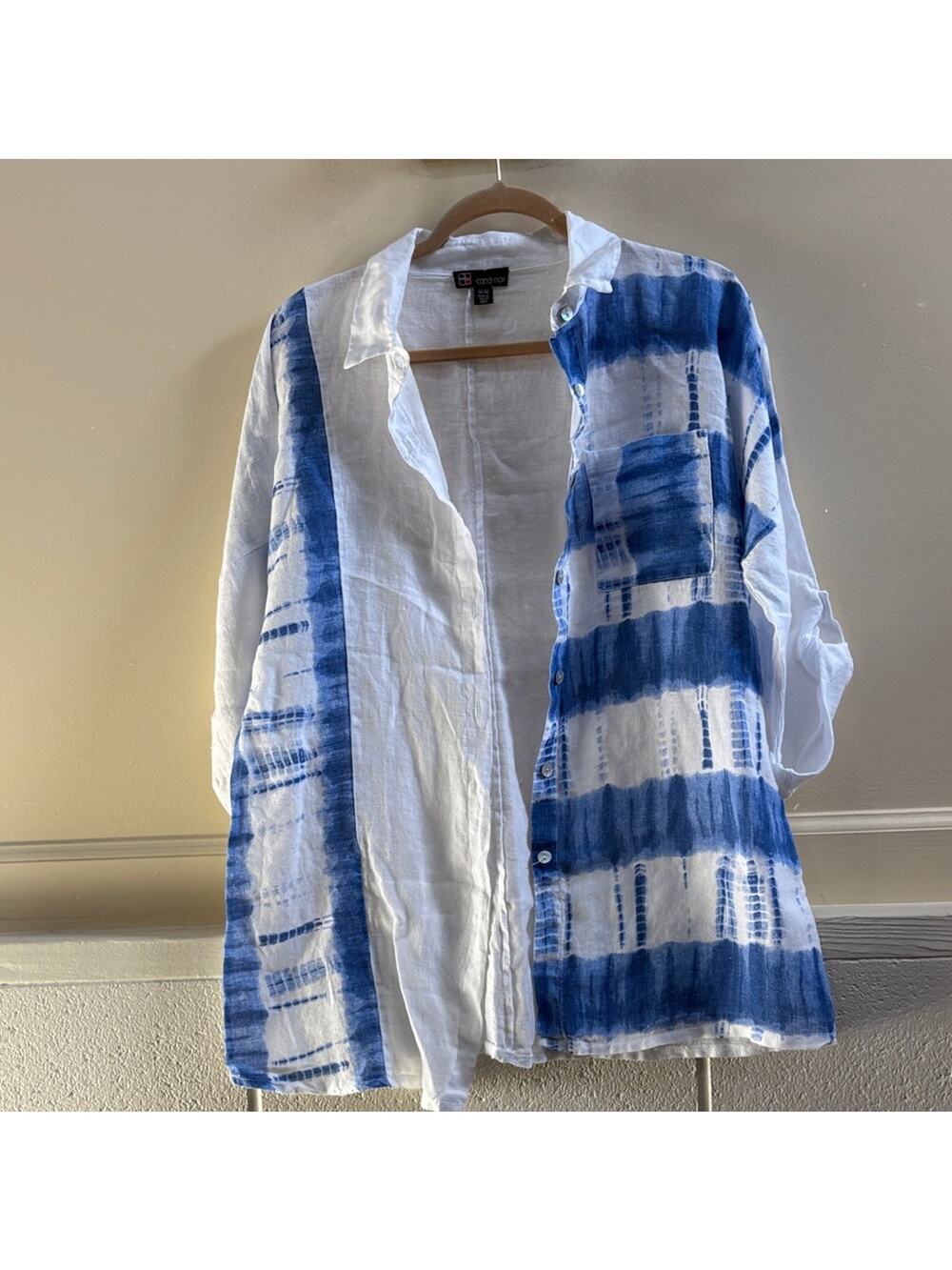 Carre Noir women’s M Made in Italy Blue and White print Button-Up Shirt